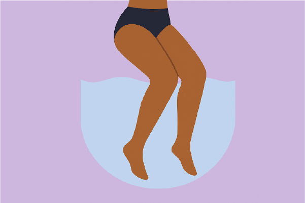 Ilustración de unas piernas femeninas ligeramente hinchadas sobre fondo violeta, representando retención de líquidos.